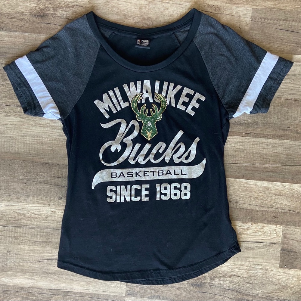 Women’s Size Small Milwaukee Bucks T-shirt